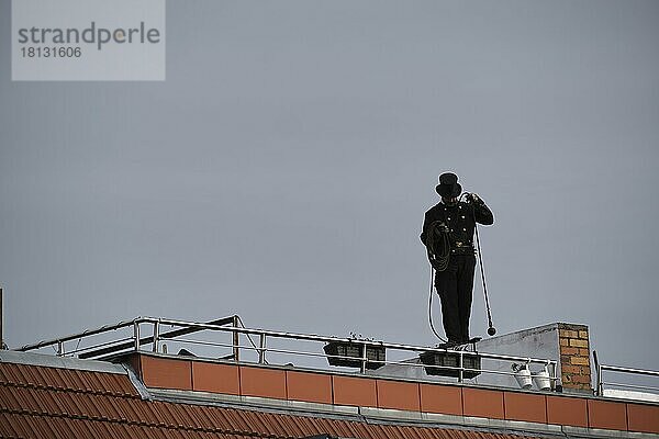 Deutschland  Berlin  29. 01. 2021  Schornsteinfeger bei der Arbeit auf einem Dach  Europa