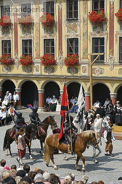 Einzug Wallensteins 1630 vor Steuerhaus am Marktplatz  sommer  historische Woche  Ritter  Memmingen  Allgäu  Schwaben  Bayern  Deutschland  Europa