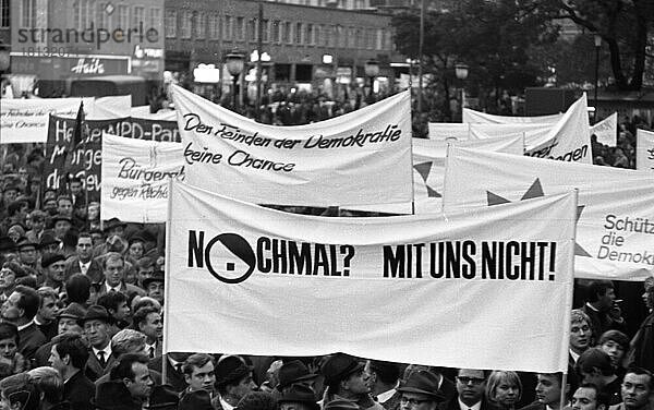 Gegen den Rechtsradikalismus  hier am 10. 11. 1967 gegen den Parteitag der rechtsradikalen NPD in Hannover  wandten sich Demonstranten von einer Bürgeraktion gegen Rechtsradikalismus aufgerufen mit Parolen wie Schützt die Demokratie gegen die Neonazis  Deutschland  Europa
