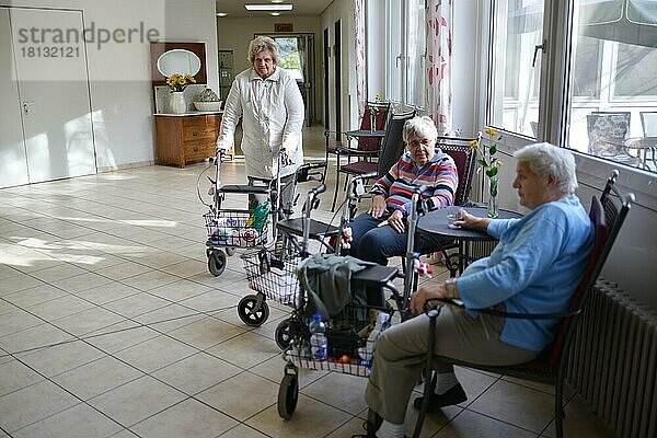 Vorbildliche Betreuung in Altenheimen  wie hier im Seniorenzentrum der Arbeiterwohlfahrt (AWO)  ist nicht überall anzutreffen. Die freundliche Zuneigung des Personals und die gut gestalteten lichtdurchfluteten Raeume schaffen eine angenehme Atmosphaere fuer die Senioren. DEU  Germany  Marl: Exemplary care in nursing homes  such as here at the senior center of the Workers' Welfare Association (AWO) is not to be found anywhere. The friendly affection of the  178/Seniorenzentrum der AWO/DEU  Deutschland  Europa