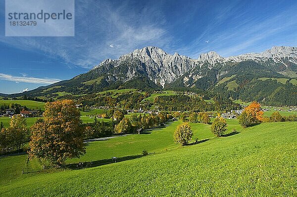 Der Ort Leogang vor den Leoganger Steinbergen im Pinzgau  Salzburger Land  Österreich  Europa