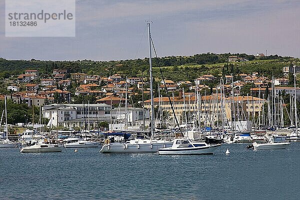 Bucht und Yachthafen von Izola  Istrien  Adria  Slowenien  Europa