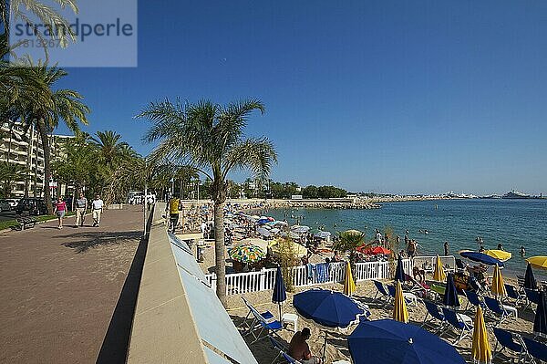 Strand an der Croisette in Cannes  Französische Riviera  Provence-Alpes-Cote d'Azur  Frankreich  Europa