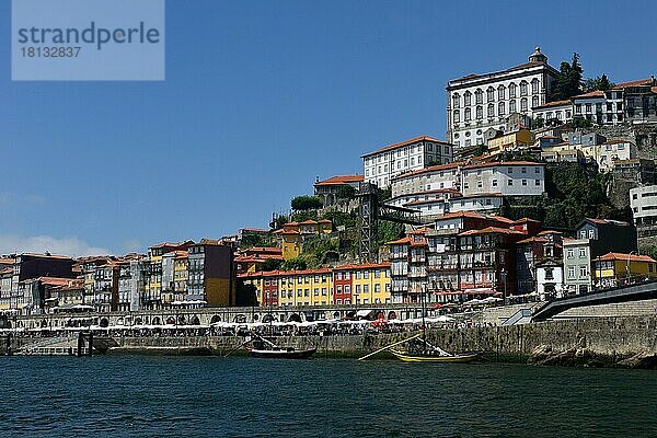 Blick auf Altstadt und Fluss Douro  Porto  Portugal  Europa