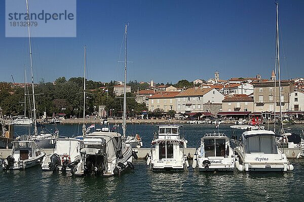 Blick über Yachthafen auf Stadt Krk  Kroatien  Europa