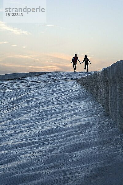 Liebespaar auf den Travertinen von Pamukkale  Denizli  Türkei  Asien