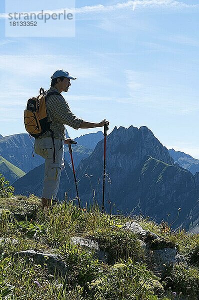 Laufbacher Eck-Weg  Blick auf Höfats  Nebelhorn  Oberstdorf  Allgäu  Bayern  Deutschland  Wanderstöcke  Europa