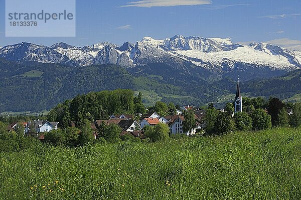 Dorf Bubikon  vor dem Glärnisch  Glarner Alpen  Zürcher Oberland  Schweiz  Europa