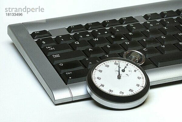 Stoppuhr auf Computertastatur  Arbeitszeitkontrolle  Computerzeit  Zeit  Stopuhr