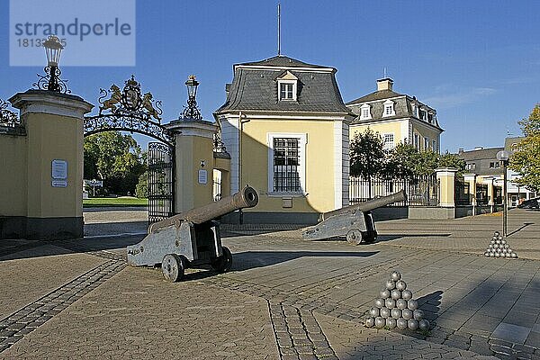Eingangstor mit Kanone  Schloss Neuwied  Neuwied  Rheinland-Pfalz  Portal  Deutschland  Europa