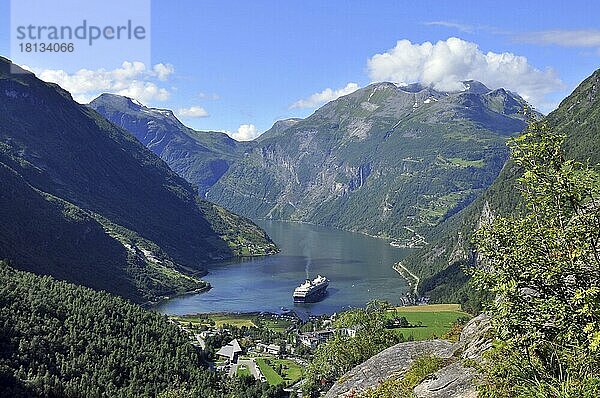 Kreuzfahrtschiff  Geirangerfjord  Geiranger  Norwegen  Europa