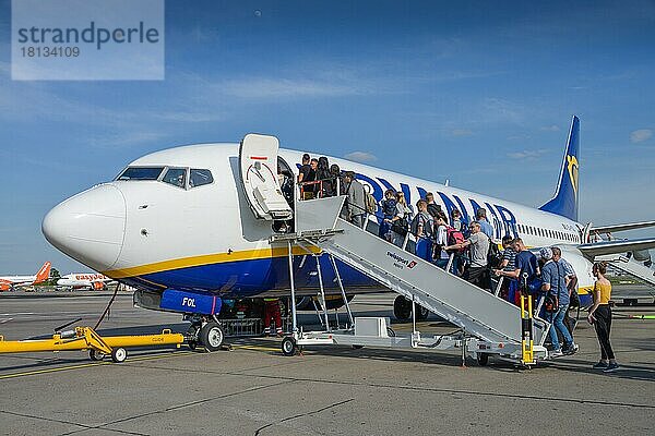 Flugzeug Ryanair  Flughafen  Schönefeld  Brandenburg  Deutschland  Europa