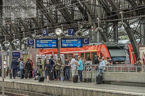 Regionalbahn  Hauptbahnhof  Köln  Nordrhein-Westfalen  Deutschland  Europa