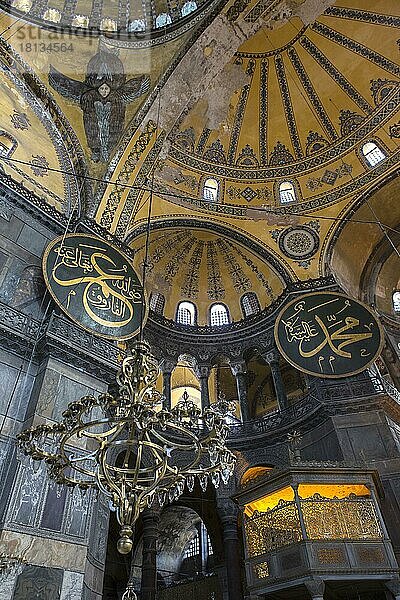 Mosaik mit Seraphim-Engel und arabischer Schrifttafel im Haghia Sophia Museum  Istanbul  Türkei  Asien