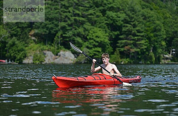 Junge im Kanu  Gatineau River  Quebec  Kanada  Nordamerika