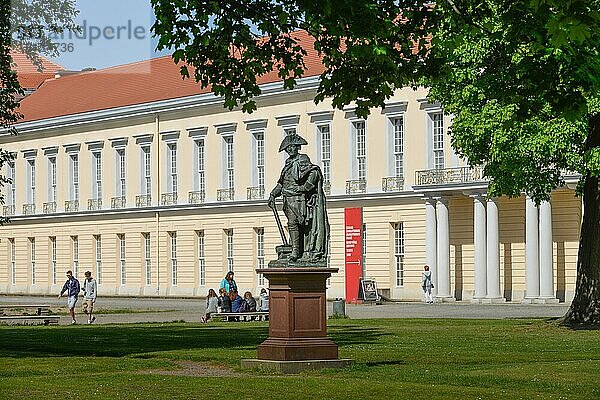 Standbild Friedrich der Große  Neuer Flügel  Schloss Charlottenburg  Spandauer Damm  Charlottenburg  Berlin  Deutschland  Europa