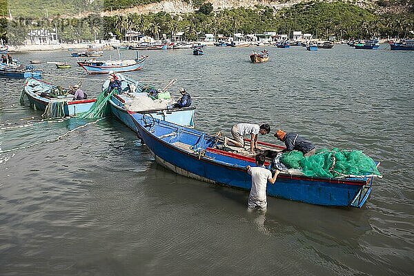 Fischerboot  Fischer beim Entladen des Fangs  Bucht von Vinh Hy  Südchinesisches Meer  Vietnam  Asien