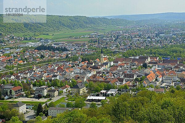 Blick von der Befreiungshalle auf Kelheim  April  Kelheim  Altmühltal  Franken  Bayern  Deutschland  Europa