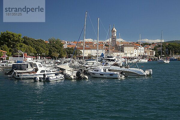 Blick über Yachthafen auf Stadt Krk  Kroatien  Europa