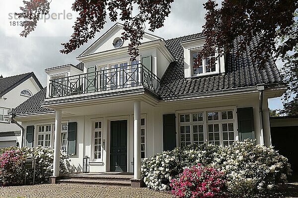 Villa mit Säulenvorbau  klassizistischer Stil  Einfamilienhaus  Düsseldorf  Nordrhein-Westfalen  Deutschland  Europa