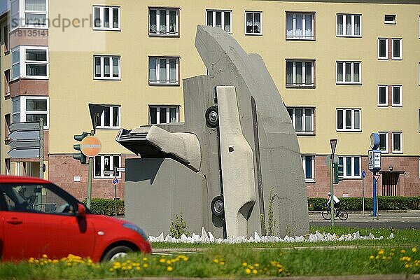 Kunst  Wolf Vostell 'Zwei Beton-Cadillacs in Form der nackten Maja'  Rathenauplatz  Halensee  Wilmersdorf  Berlin  Deutschland  Europa