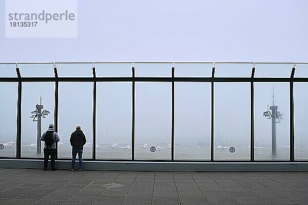 Deutschland  Berlin  25. 11. 2020  BER  Besucherterrasse  Terminal 1  Personen  Flugzeuge  Nebel  Europa