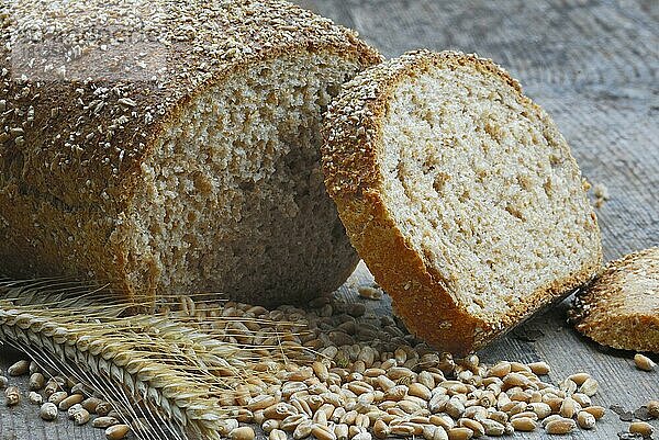 Vollkornbrot  aufgeschnitten  Weizenkörner (Triticum spec.)  Brot