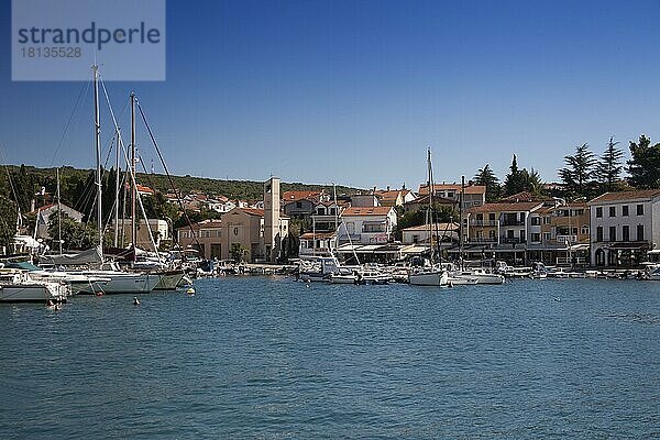 Yachthafen von Malinska  Insel Krk  Kroatien  Kvarner Bucht  Adria  Kroatien  Europa