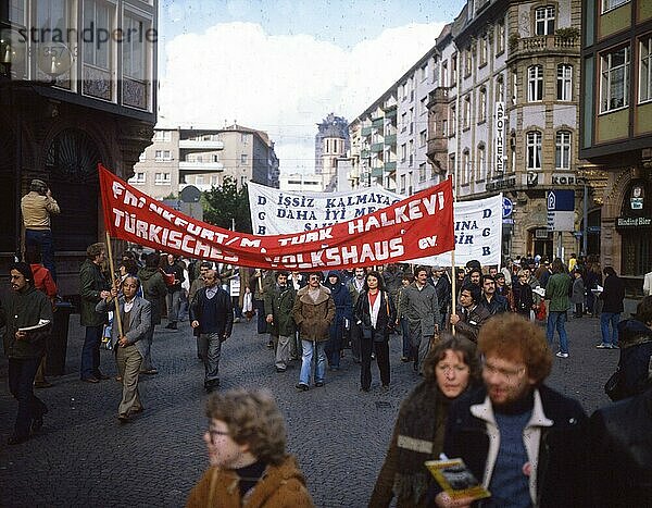 Remscheid  Türken demonstrieren gegen rechtsradikale Organisation Graue Wölfe und Faschismus  ca 1979-80