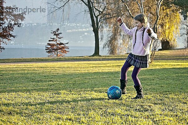 Mädchen spielt Fußball  Lago Maggiore  Tessin  Ticino  Langensee  Ball  Schweiz  Europa