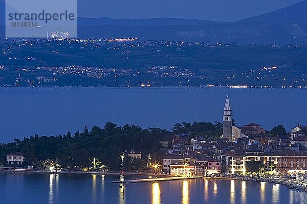 Bucht und Yachthafen von Izola  nacht  Istrien  Adria  Slowenien  Europa