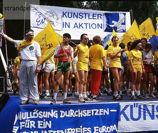 Von Flensburg zur Zugspitze. Sportler demonstrieren für den Frieden und gegen Atomwaffen. 11. 6. 1987 Beginn Stafette