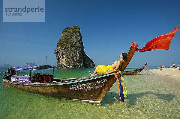 Frau entspannt sich auf einem Longtail-Boot am Strand von Laem Phra Nang  Krabi  Thailand  Asien