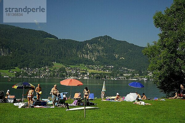 Badegäste am Wolfgangsee  bei St. Gilgen  Salzkammergut  Österreich  Europa