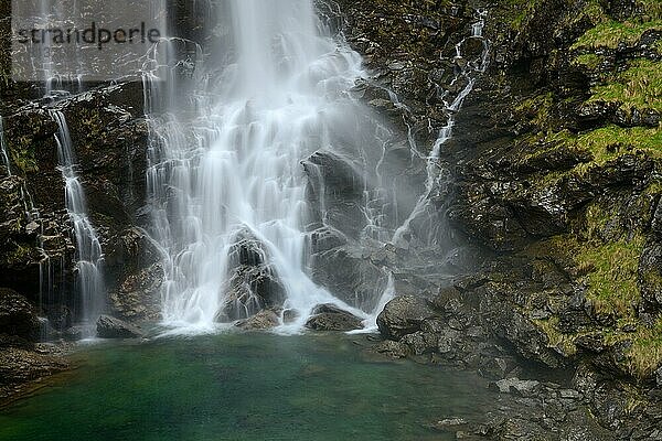 Froda-Wasserfall  Valle Verzasca bei Sonogno  Froda  Tessin  Schweiz  Europa