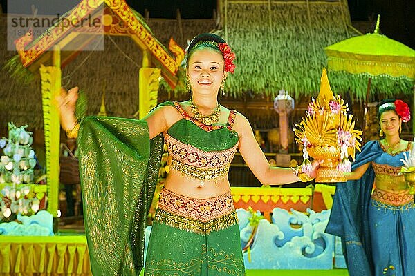 Tanz-Show in Phuket-Town  Insel Phuket  Thailand  Asien