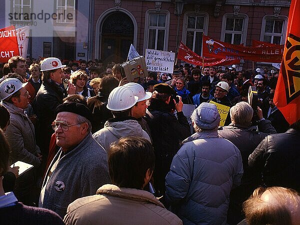 Hattingem. Kundgebung und Protest der IG Metall zu den Arbeitsplätzen der Henrichshütte und Stahlarbeitsplätze am 7. 3. 1987