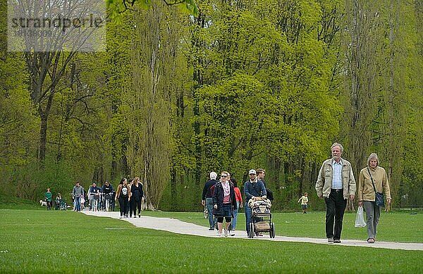 Spaziergänger  Englischer Garten  München  Bayern  Deutschland  Europa