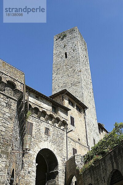 San Gimignano ist eine kleine ummauerte mittelalterliche Hügelstadt in Siena  Toskana  Italien  Europa