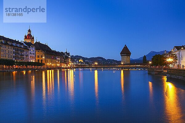 Kapellbrücke  Reuß  Altstadt Luzern  Schweiz  Europa