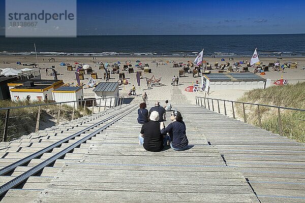 Strandübergang  Holztreppe zum Strand  Egmond  Nordsee  Holland  Niederlande  Europa