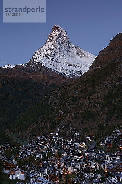 Dorf Zermatt und Matterhorn  Wallis  Schweiz  Europa