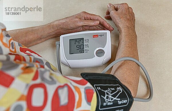 Blutdruckmessung  Seniorin