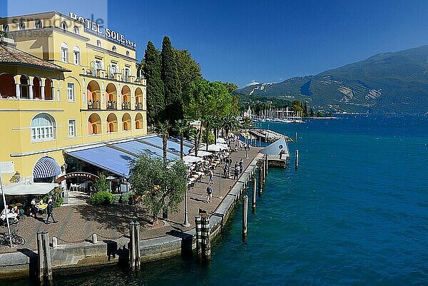 Hotel am Seeufer  Uferpromenade  Gardasee  Altstadt  Riva del Garda  Trentino  Provinz Trient  Italien  Europa