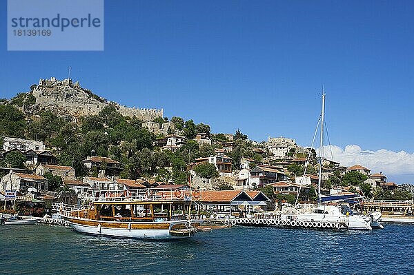 Burg und Ausflugrestaurants Kale  Riviera  Simena  Lykien  türkische Südküste  Türkei  Asien