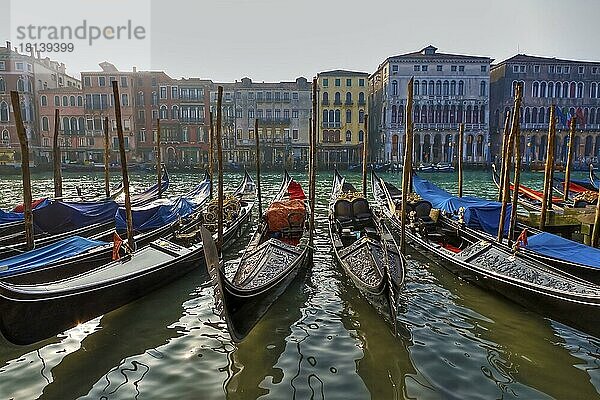 Gondeln  Canale Grande  Venedig  Venetien  Italien  Europa
