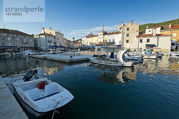 Innenstadt  Yachthafen der Stadt Cres  Insel Cres  Kroatien  Kvarner Bucht  Adria  Kroatien  Europa