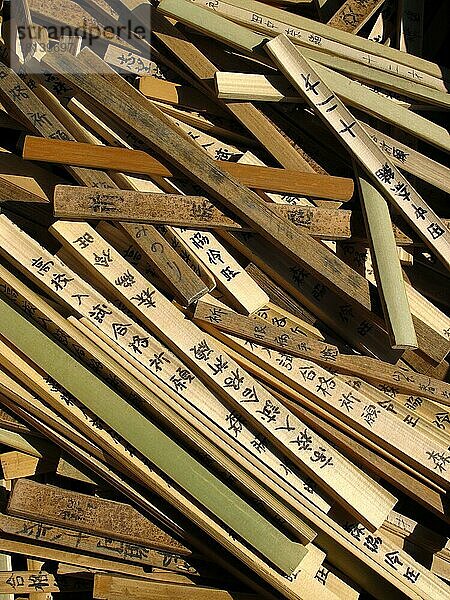 Holzstäbe mit Wünschen  Wunschstäbchen  Holzstäbchen  Todai-Ji Tempel  Nara  Japan  Asien