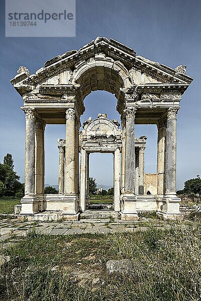 Das Tetrapylon ist der Haupteingang des Aphrodite-Tempels in Aphrodisias