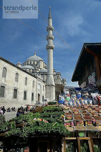 Pflanzenmarkt  bei Neue Moschee  Yeni Cami  Istanbul  Türkei  Asien